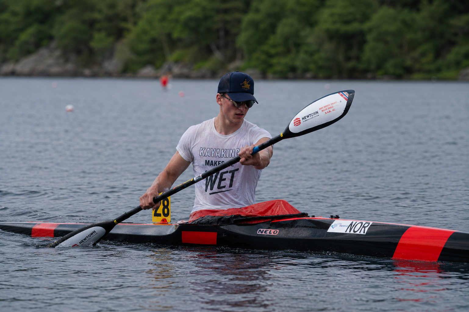 Sprintkayaking with 'kayaking makes me wet' t-shirt